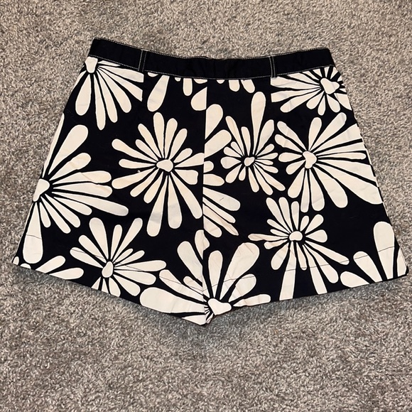 high waisted floral shorts - Picture 2 of 5